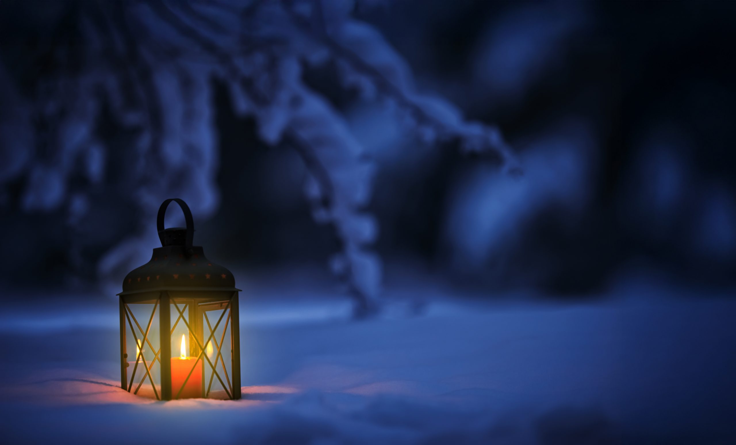 Lampa i snön en mörk vinterdag